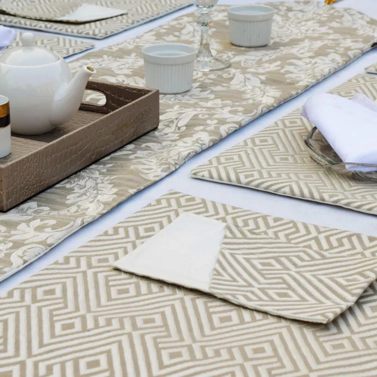 Majestic Bonanza Sand brown Table Set